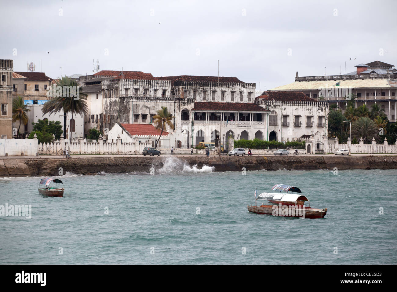 Les vieux bâtiments de Stone Town Harbour et le bord de l'île de Zanzibar, Tanzanie Banque D'Images