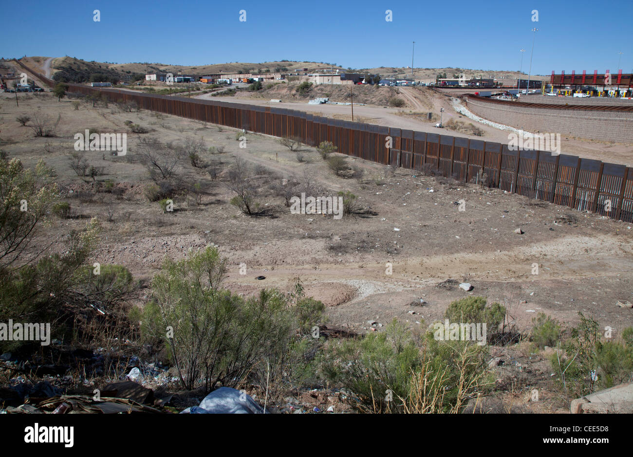 Nogales, Sonora, Mexique - La frontière entre le Mexique et les États-Unis, à la recherche dans le nord des États-Unis. Banque D'Images