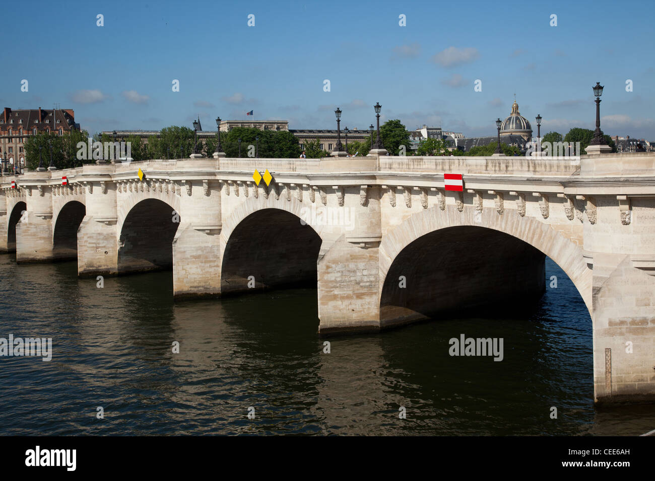 Pont Neuf traversant la Seine à Paris France Banque D'Images