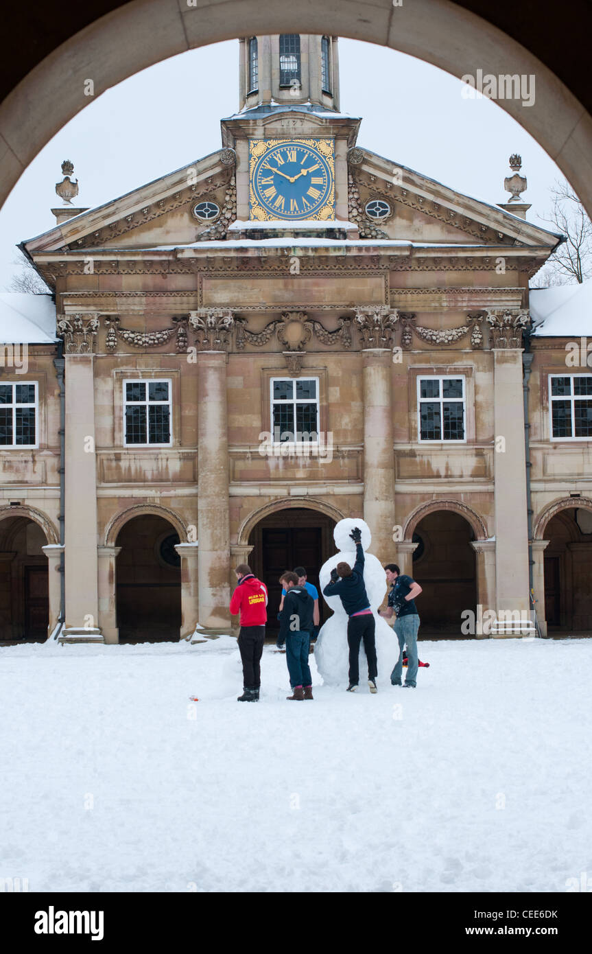 Les élèves faire un bonhomme de neige d'Emmanuel College, St Andrews Street, Cambridge, Royaume-Uni Banque D'Images Les élèves faire un bonhomme de neige d'Emmanuel College, St Andrews Street, Cambridge, Royaume-Uni Banque D'Images