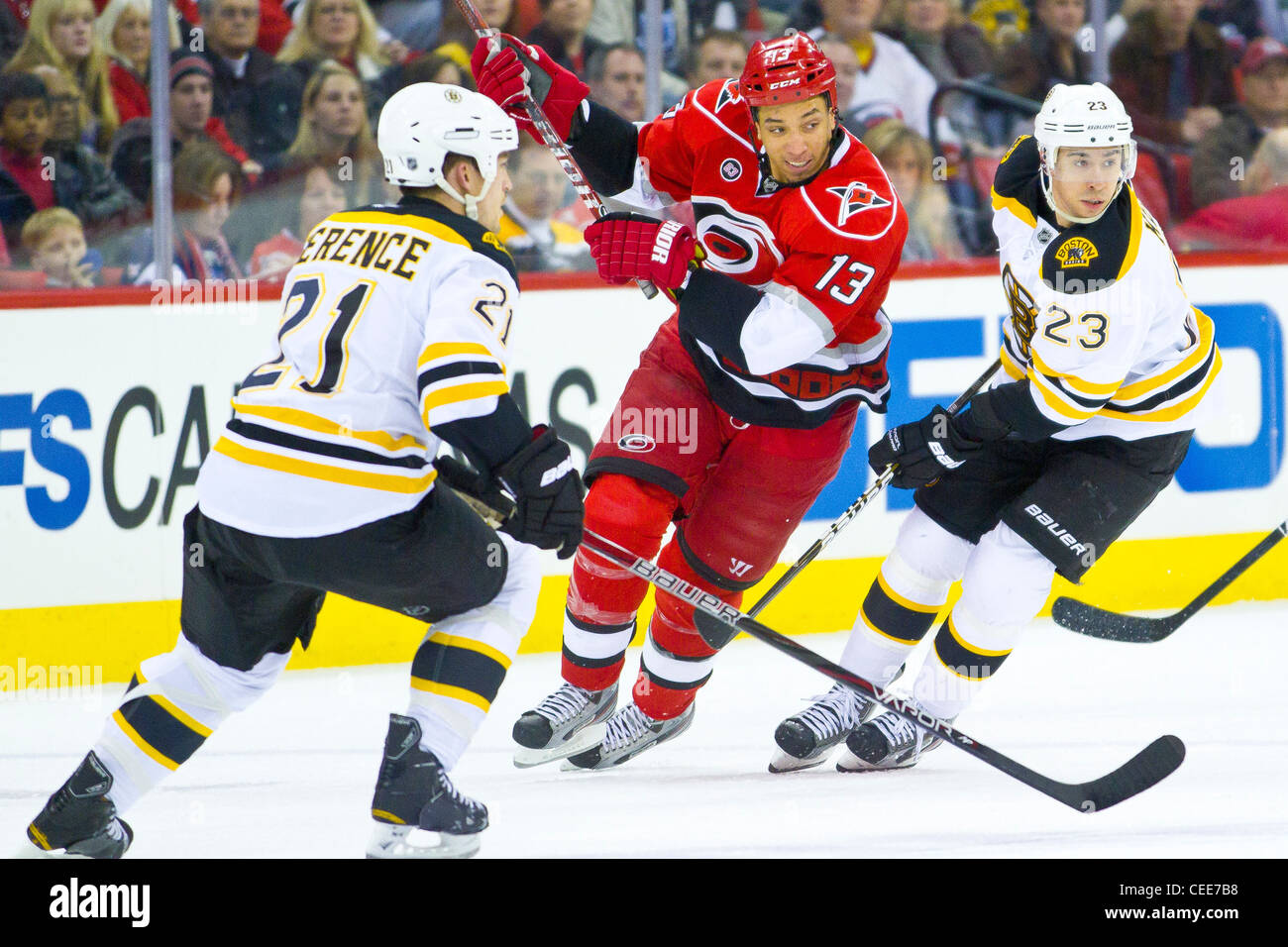 Défaite des Hurricanes de la Caroline les Bruins de Boston 4-2 dans un match de la Ligue nationale de hockey au Centre RBC à Raleigh, NC. Banque D'Images