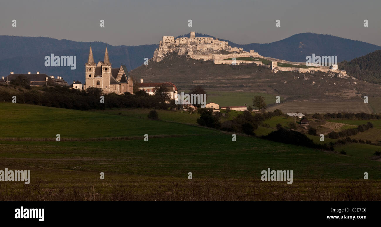 Spišská Kapitula (deutsch Zipser Chapitre, ungarisch Szepeshely Martinskathedrale, dahinter), die Zipser Burg Banque D'Images