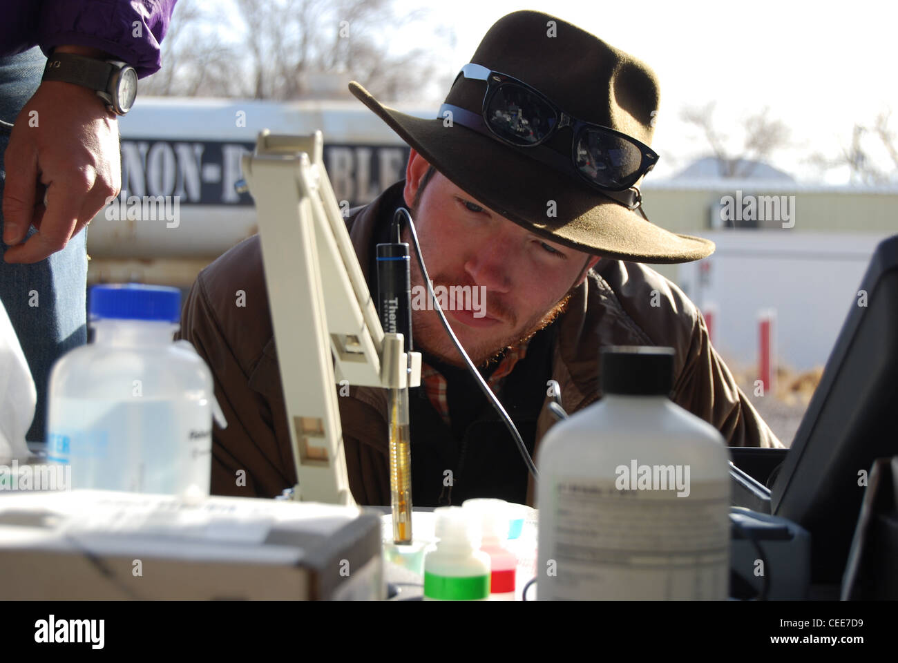 Un géologue de terrain examine les réactions au cours de la titration. Banque D'Images