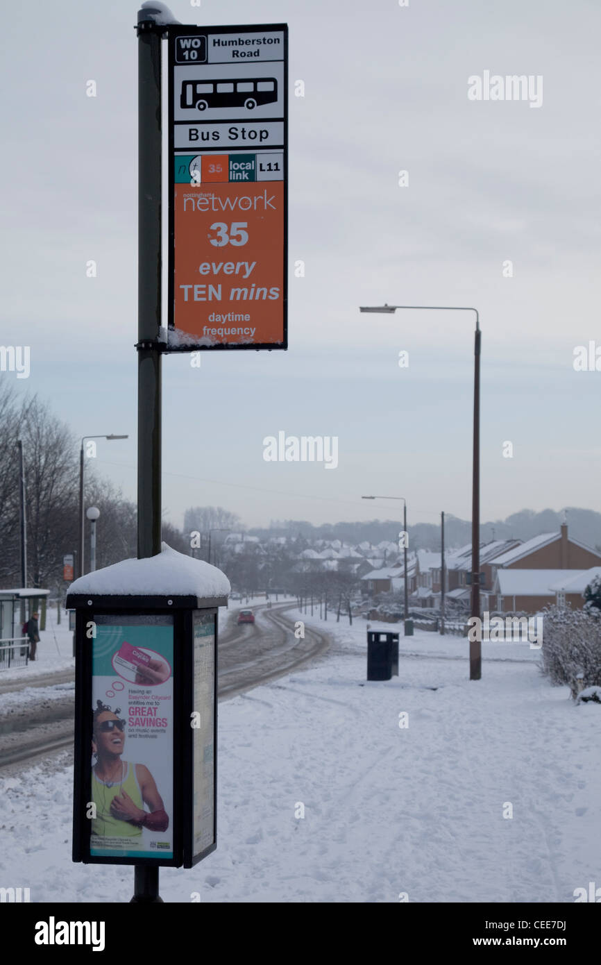 Un arrêt de bus de transport de la ville de Nottingham sur une journée hivers Nottingham England UK Banque D'Images
