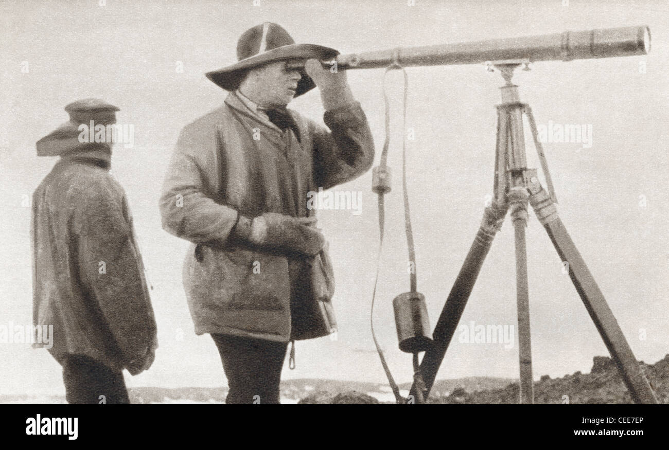 Scott à la recherche à travers un télescope au cours de l'expédition Terra Nova au pôle sud en 1912 Banque D'Images