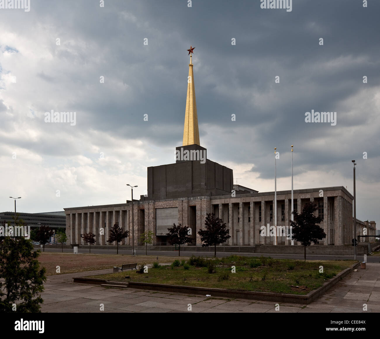 Leipzig, ehem Messehalle 1923-1924 vorgelagerter Pfeilervorhalle mit, 1950-1951 Turmaufbau Sowjetstern und Spitze mit vergoldeter Banque D'Images