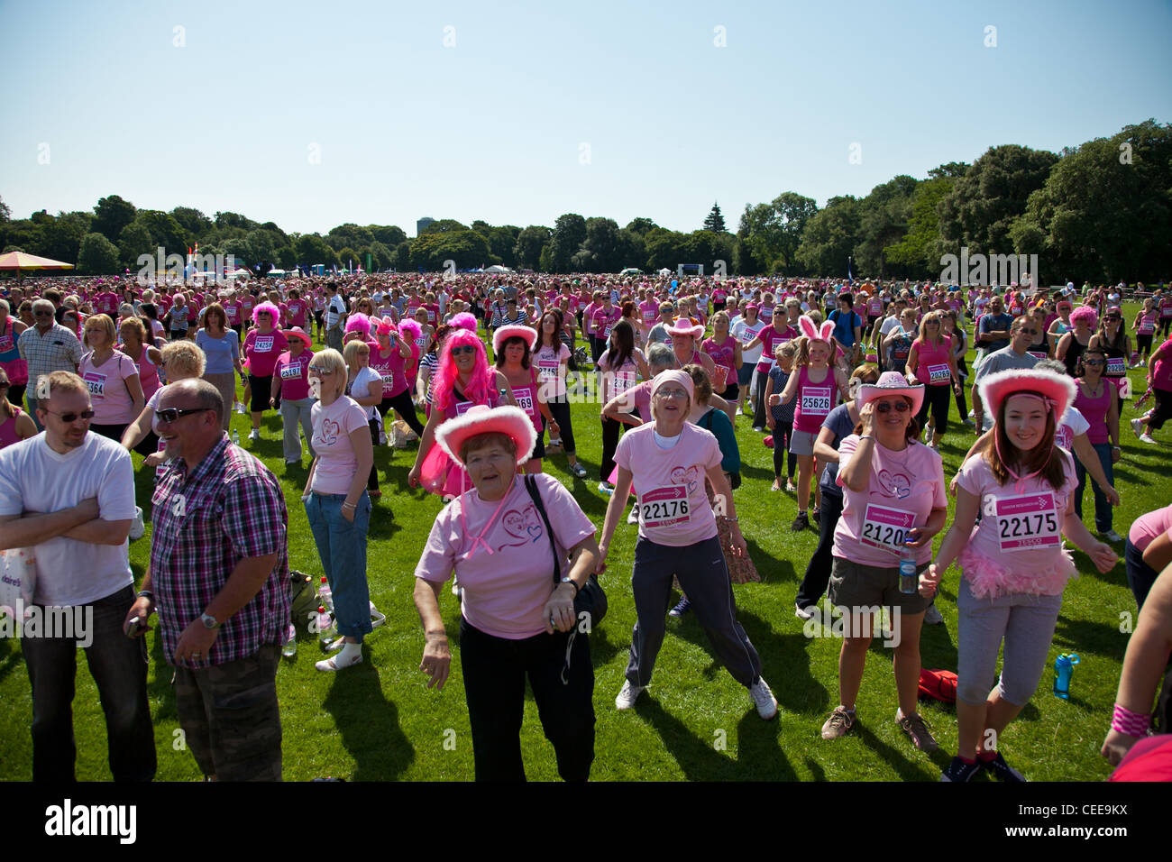 La race pour la vie,la collecte de fonds pour le cancer, les femmes en phase de préchauffage avant de fonctionner Banque D'Images La race pour la vie,la collecte de fonds pour le cancer, les femmes en phase de préchauffage avant de fonctionner Banque D'Images