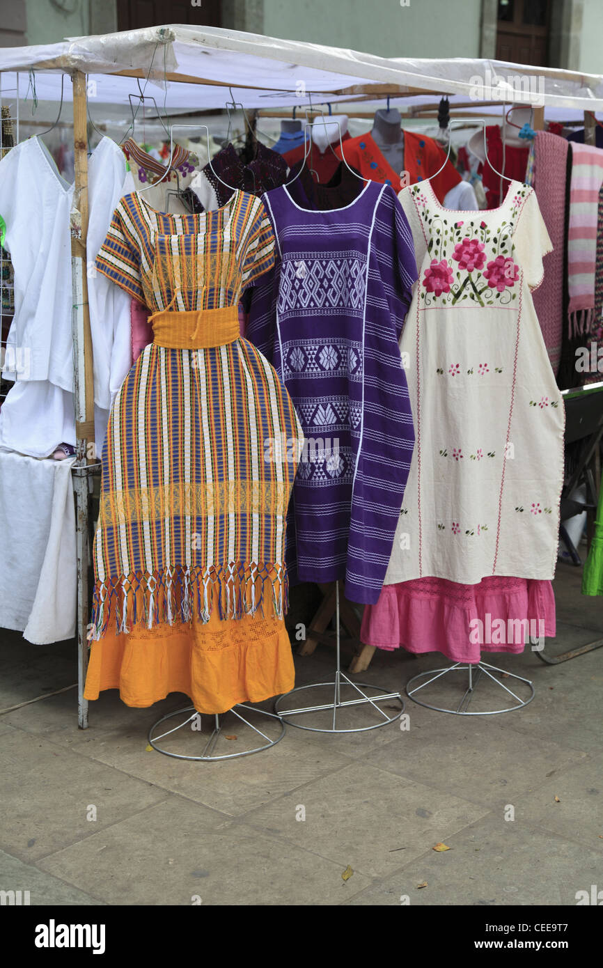 Des vêtements traditionnels, le marché, la Ville d'Oaxaca, Oaxaca, Mexique, Amérique Latine Banque D'Images