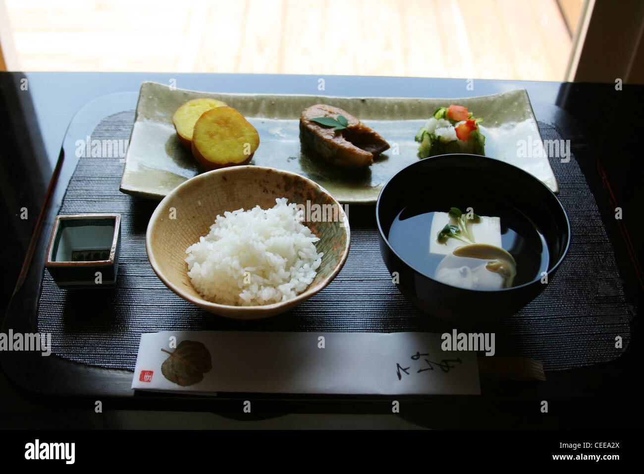 Authentique traditionnelle repas japonais servi sur un bol de riz blanc, bac soupe tofu bouillon clair, les palourdes. Patate douce, poissons grillés. Banque D'Images