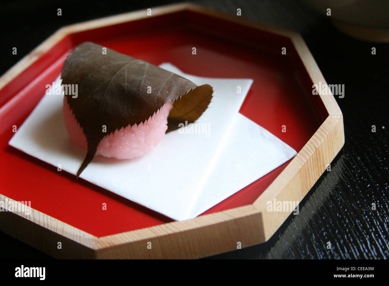 Bonbons authentique japonais traditionnel gâteau de riz mochi rose Sakura cherry blossom quitte la pâte de haricots rouges au thé vert macha shoji Banque D'Images