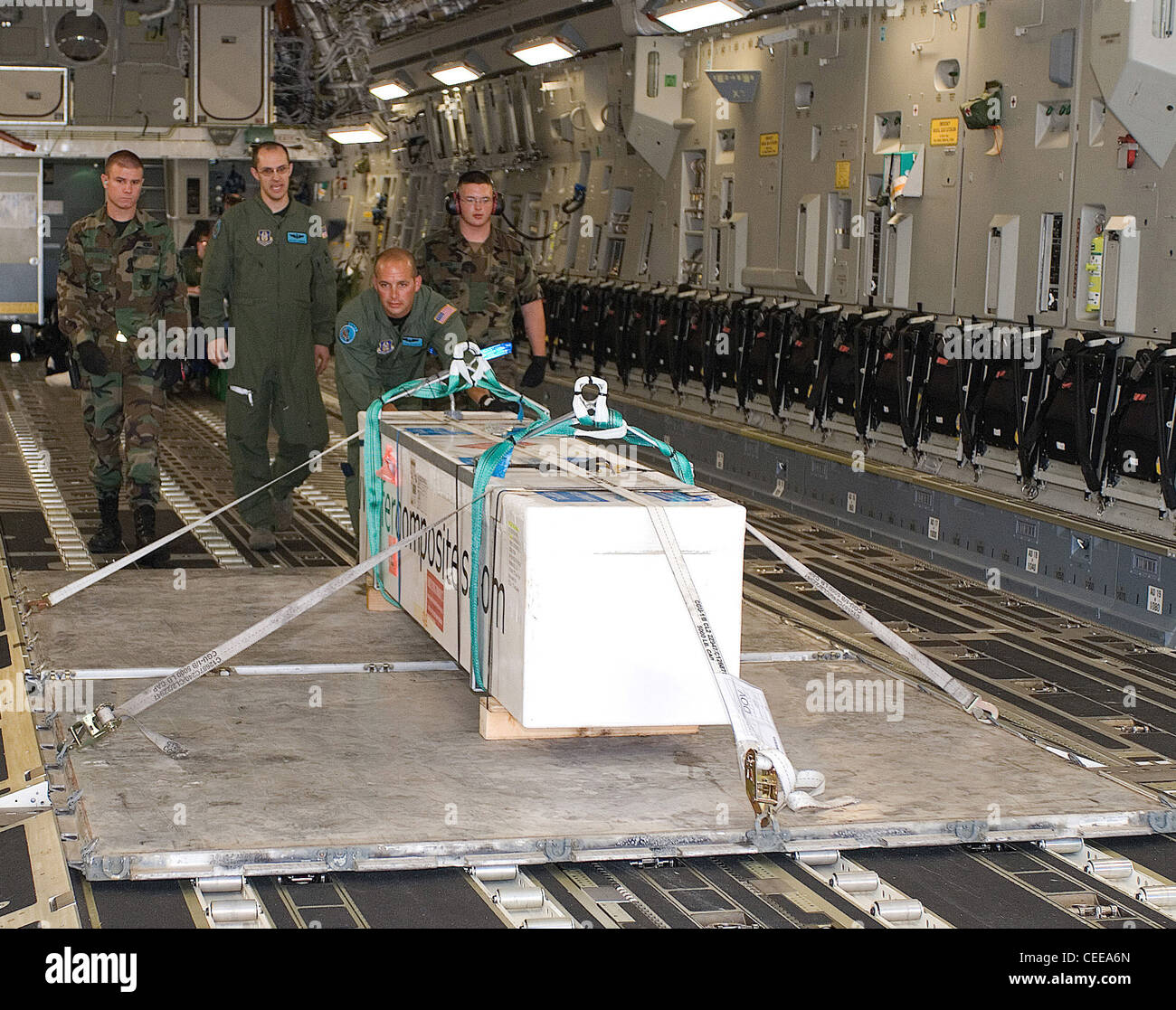 Ancien Airman Michael Goicoechea, Maître Sgts. Eric Weinmann et Phillip Vickery et Airman de 1re classe James Manier déchargent un calmar géant d'un C-17 Globemaster III affecté à la base aérienne de Douvres, en déloir, le 11 juillet. Deux squides géants ont été transportés de l'Europe à la base aérienne de Douvres, en juillet 11. Les squides géants se dirigent vers le Smithsonian National Museum of Natural History pour être exposés dans le nouveau Sant Ocean Hall, qui ouvre le 27 septembre à Washington, D.C. Banque D'Images Ancien Airman Michael Goicoechea, Maître Sgts. Eric Weinmann et Phillip Vickery et Airman de 1re classe James Manier déchargent un calmar géant d'un C-17 Globemaster III affecté à la base aérienne de Douvres, en déloir, le 11 juillet. Deux squides géants ont été transportés de l'Europe à la base aérienne de Douvres, en juillet 11. Les squides géants se dirigent vers le Smithsonian National Museum of Natural History pour être exposés dans le nouveau Sant Ocean Hall, qui ouvre le 27 septembre à Washington, D.C. Banque D'Images