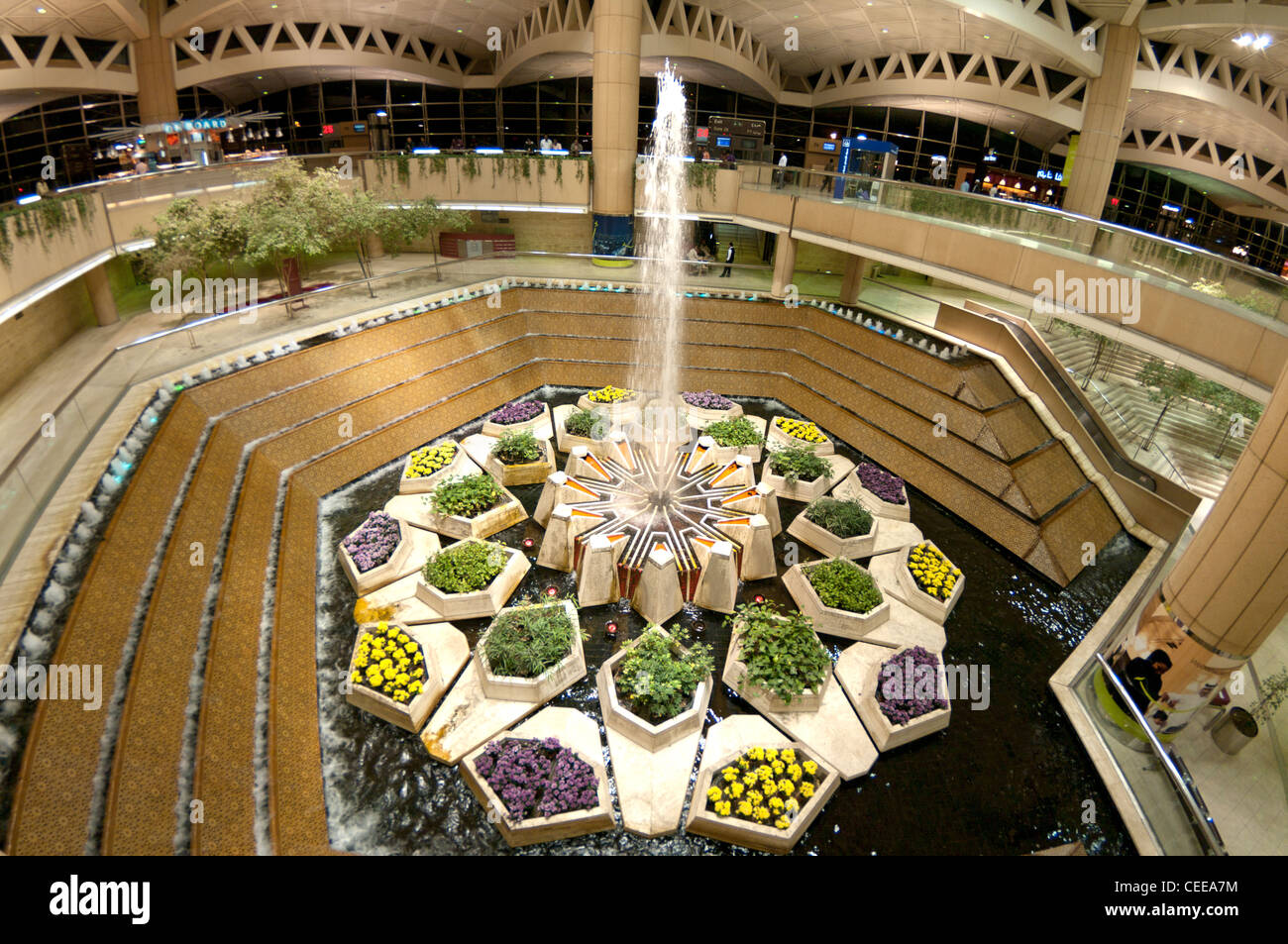 Une fontaine à l'aéroport roi Khaled à Riyadh, Arabie Saoudite Banque D'Images