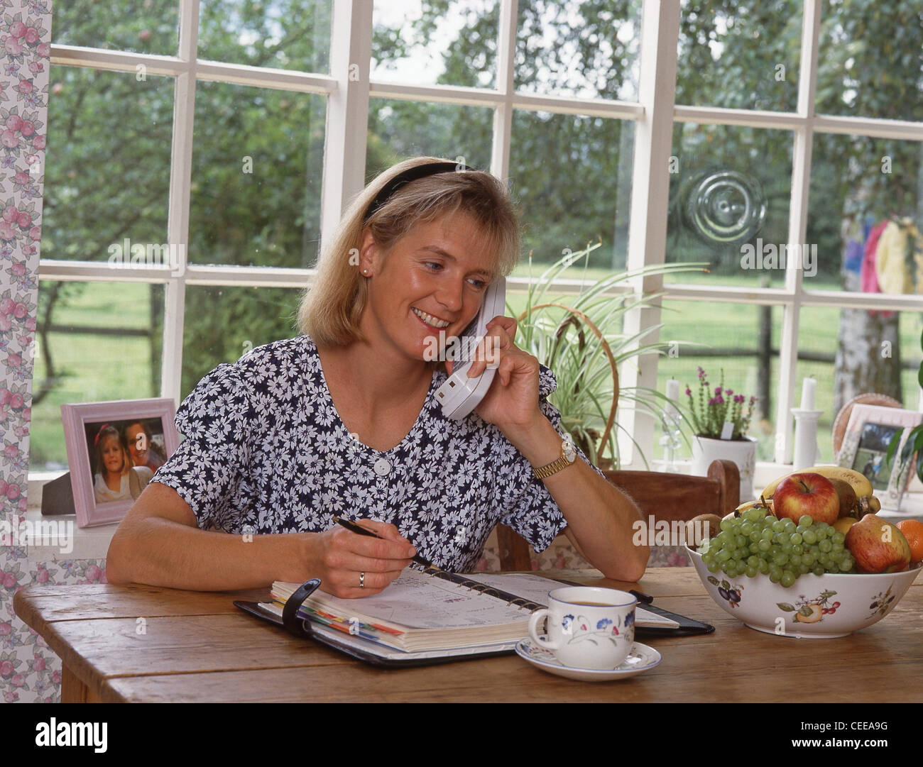 Jeune femme sur téléphone portable, Berkshire, Angleterre, Royaume-Uni Banque D'Images