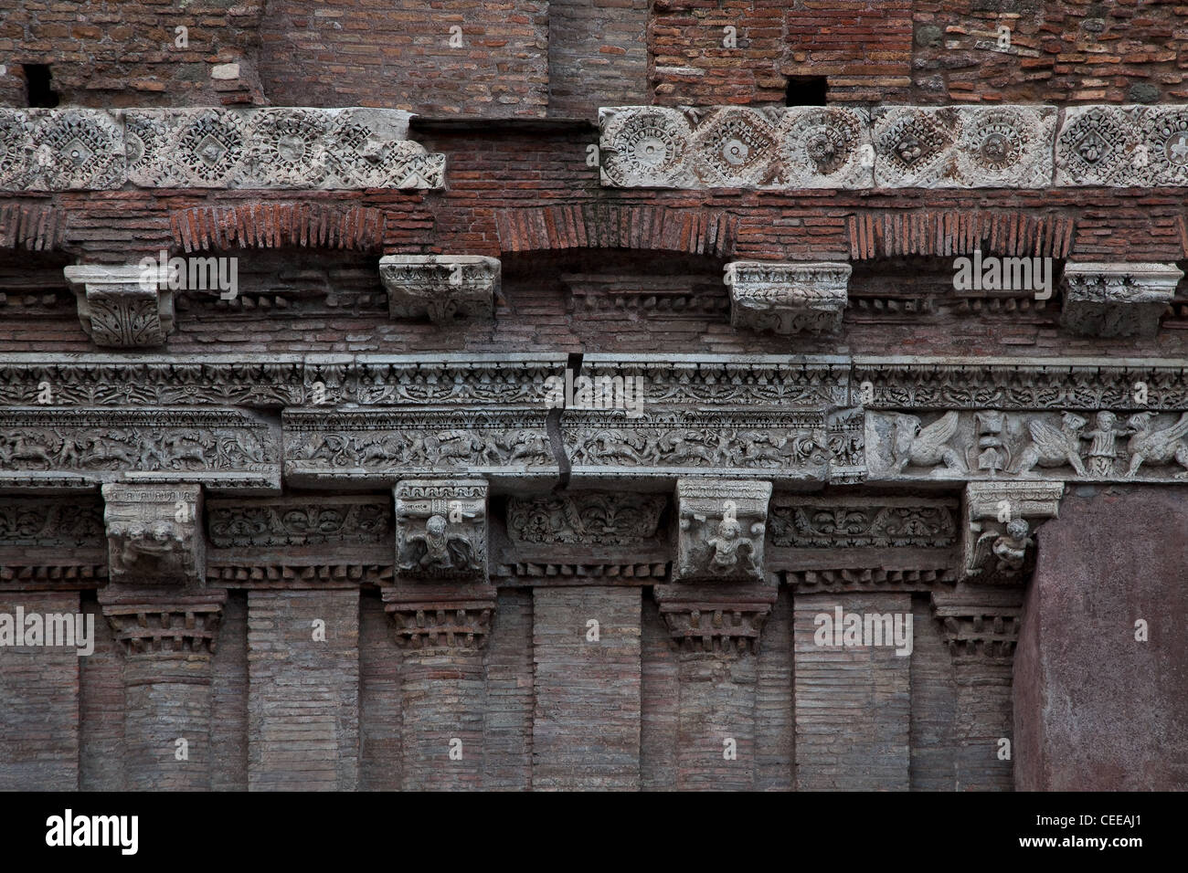 Rom, Septime Sévère des Bogen und Kirche Santi Luca e Martina Banque D'Images