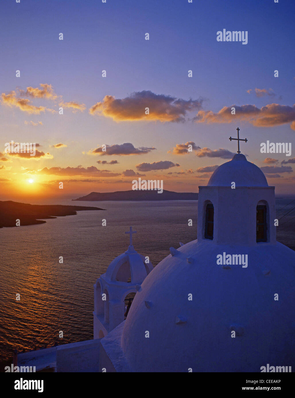 Dôme de l'église au coucher du soleil, Fira, Santorini, Cyclades, le sud de la mer Egée, Grèce Banque D'Images