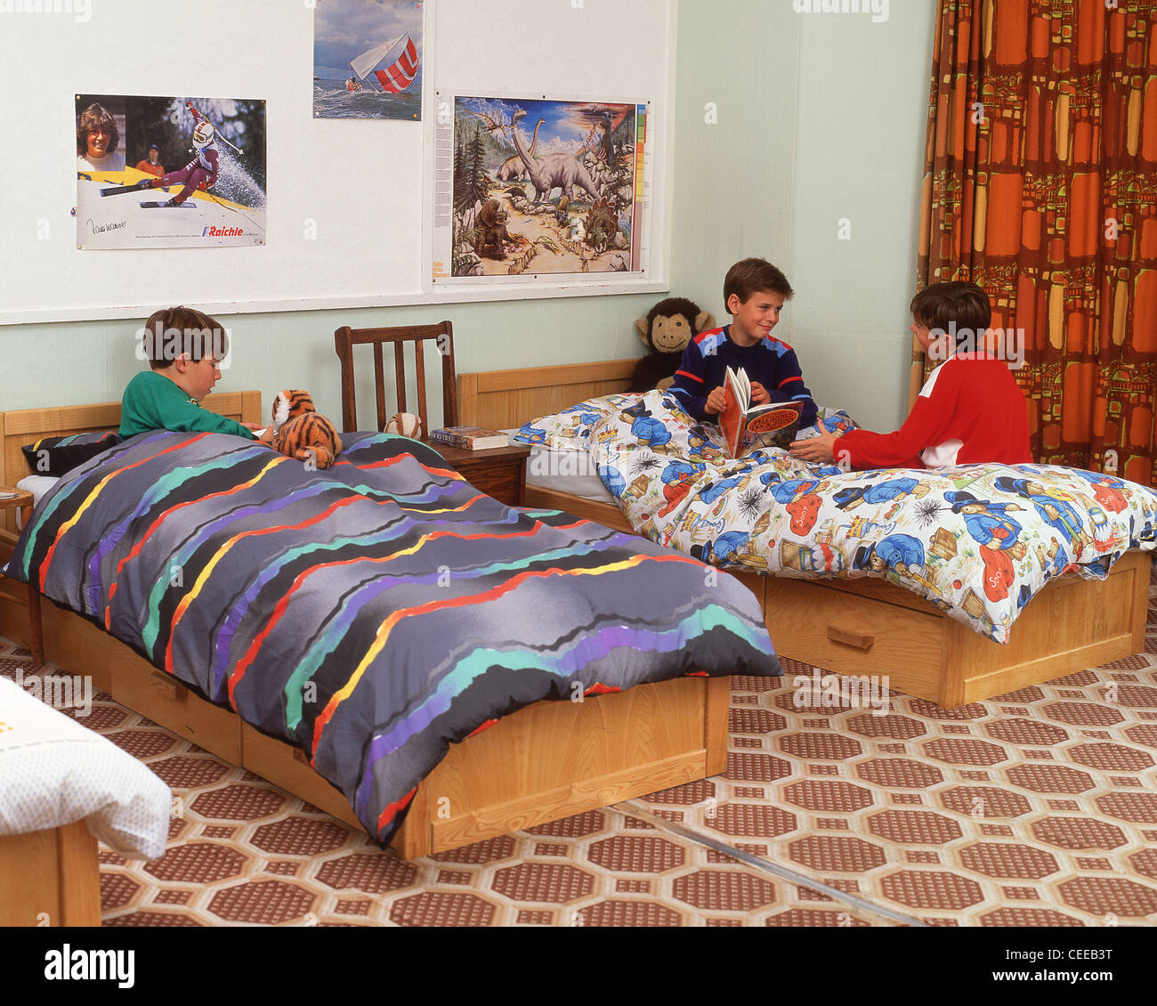 Les jeunes garçons dans un dortoir à l'école privée à Surrey, Angleterre, Royaume-Uni Banque D'Images