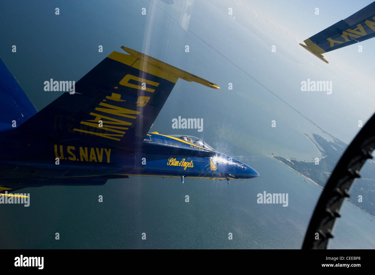 Le major Brent Stevens du corps des Marines des États-Unis, a quitté l'escadrille pour l'escadron de démonstration de vol de la Marine américaine 2011, les Blue Angels, s'approche de la base aérienne navale (NAS) Pensacola pendant une démonstration de vol d'entraînement. Les Blue Angels devraient se produire le 21-22 mai lors du salon de l'air régional de Lynchburg à Lynchburg, en Virginie Banque D'Images