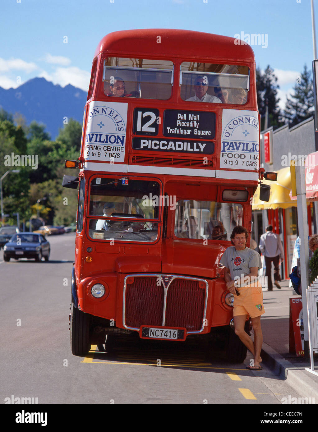 London Routemaster, double-decker bus de tournée à l'extérieur du centre commercial de Queenstown, Queenstown, Région de l'Otago, île du Sud, Nouvelle-Zélande Banque D'Images