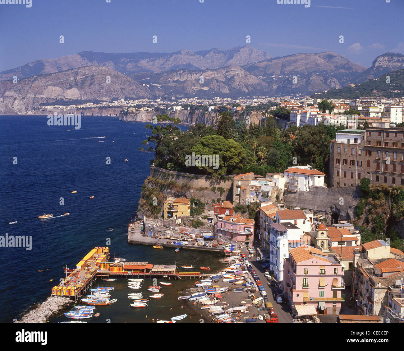 Vue sur la ville et le port, Sorrente, la région de Campanie, Italie Banque D'Images