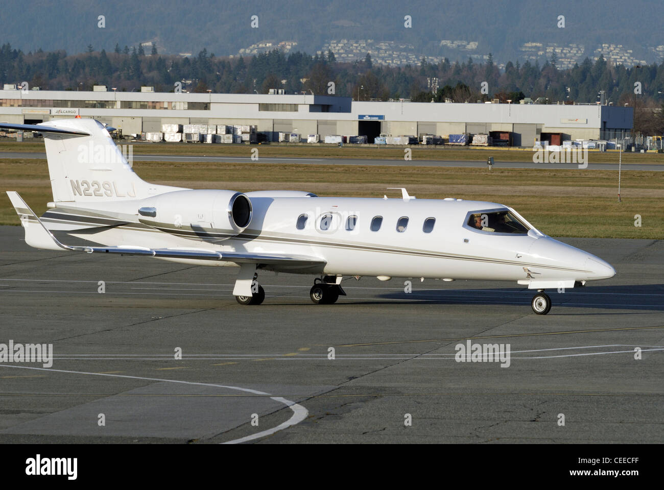 Learjet 31A (twin-jet) roulage à l'Aéroport International de Vancouver. Banque D'Images