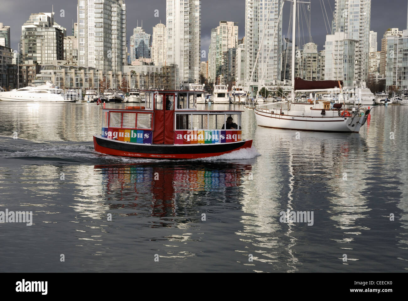 False Creek water taxi voyageant à l'est avec la ville de Yale dans l'arrière-plan. Banque D'Images