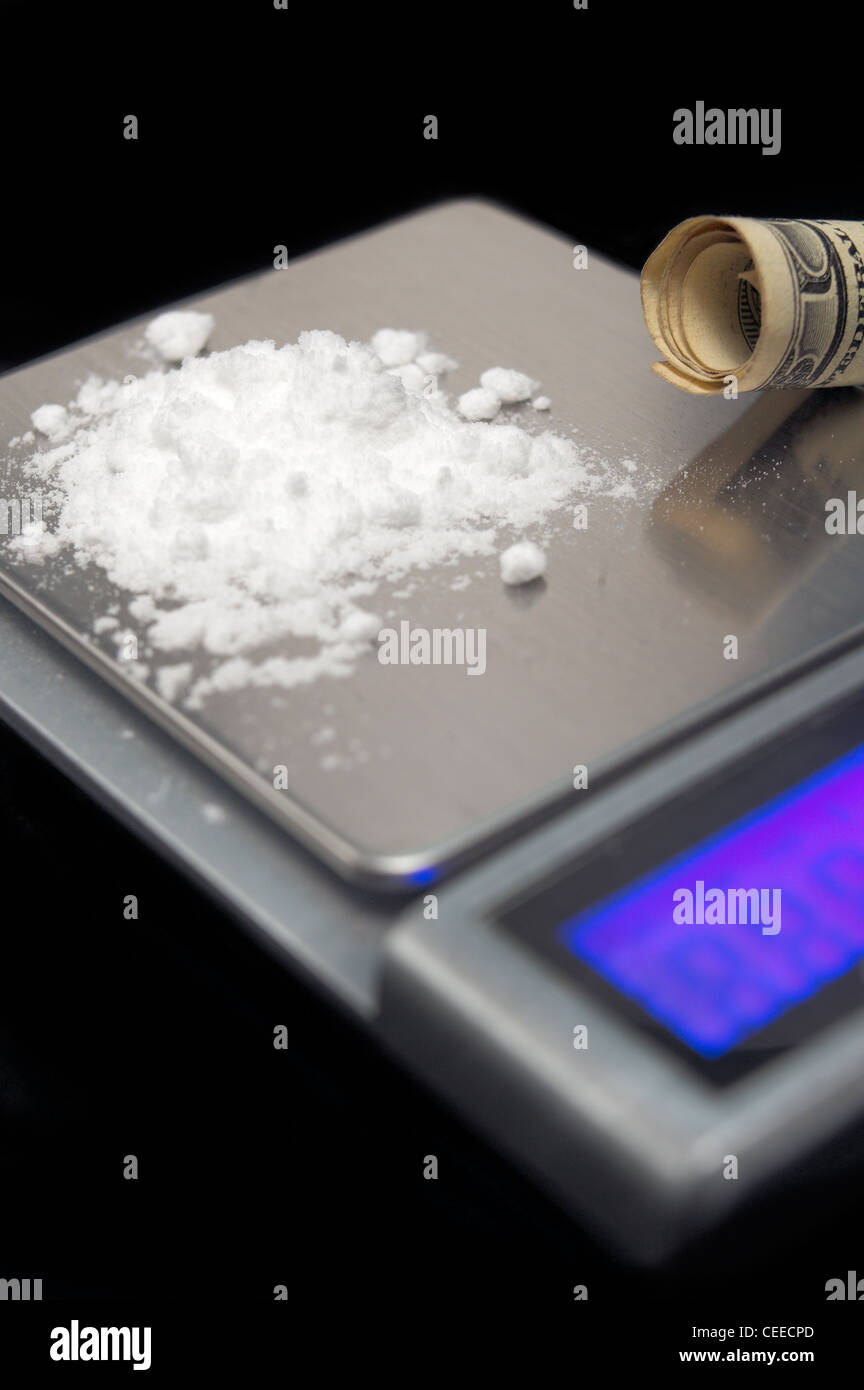 La cocaïne en poudre sur fond noir avec échelle numérique concept abus sur fond noir Banque D'Images