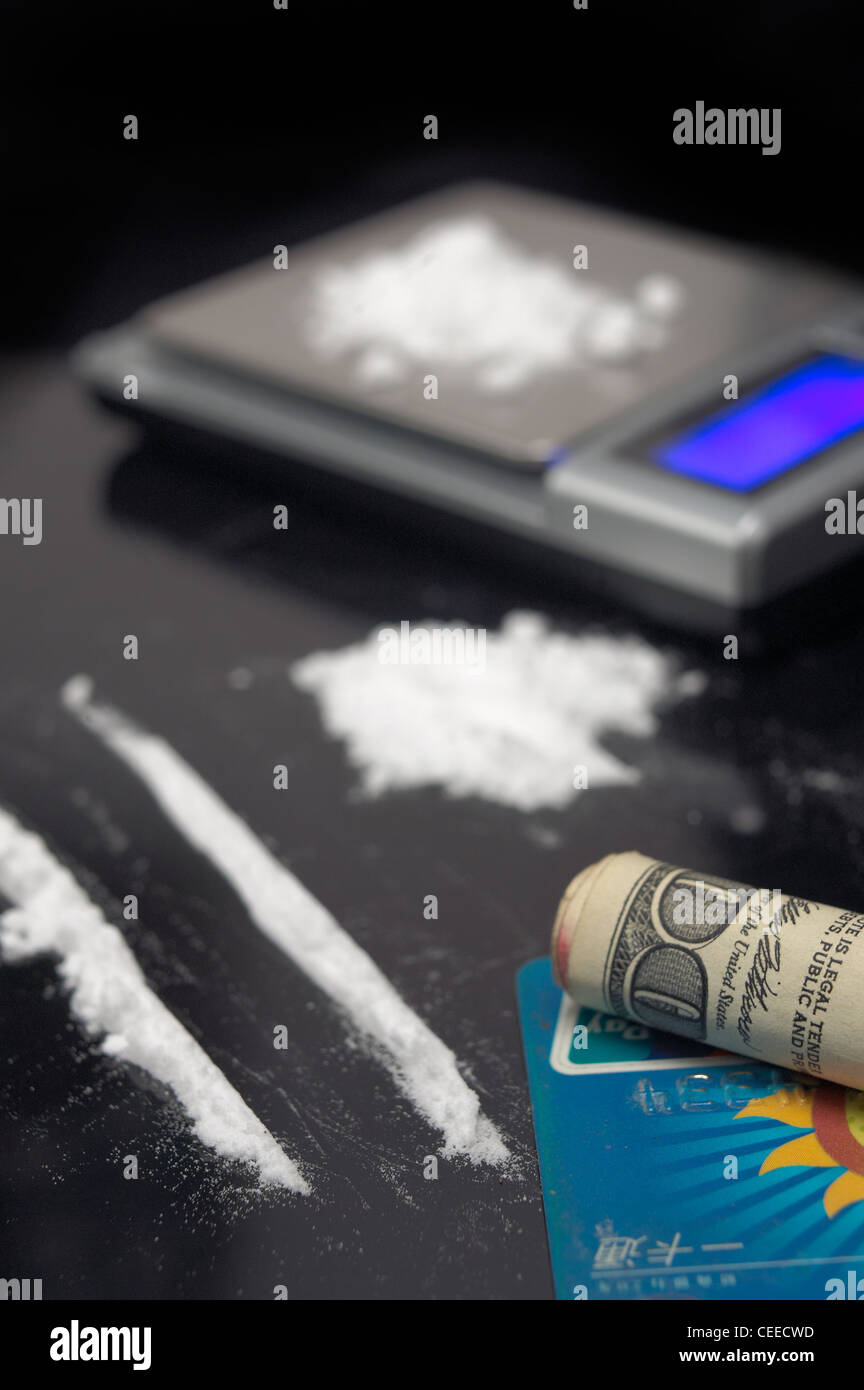 La cocaïne en poudre sur fond noir avec échelle numérique concept abus sur fond noir Banque D'Images