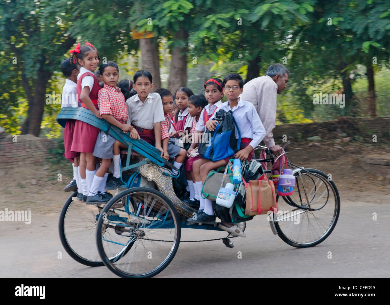 Dix étudiants sur un tricycle, Agra, Inde Banque D'Images