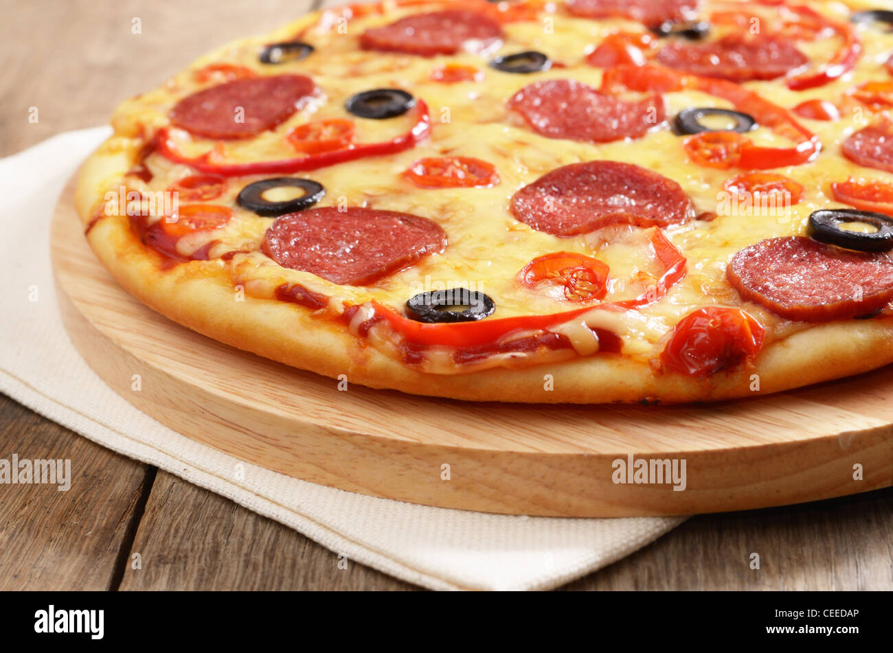 Pizza au pepperoni, sur la table de cuisine Banque D'Images