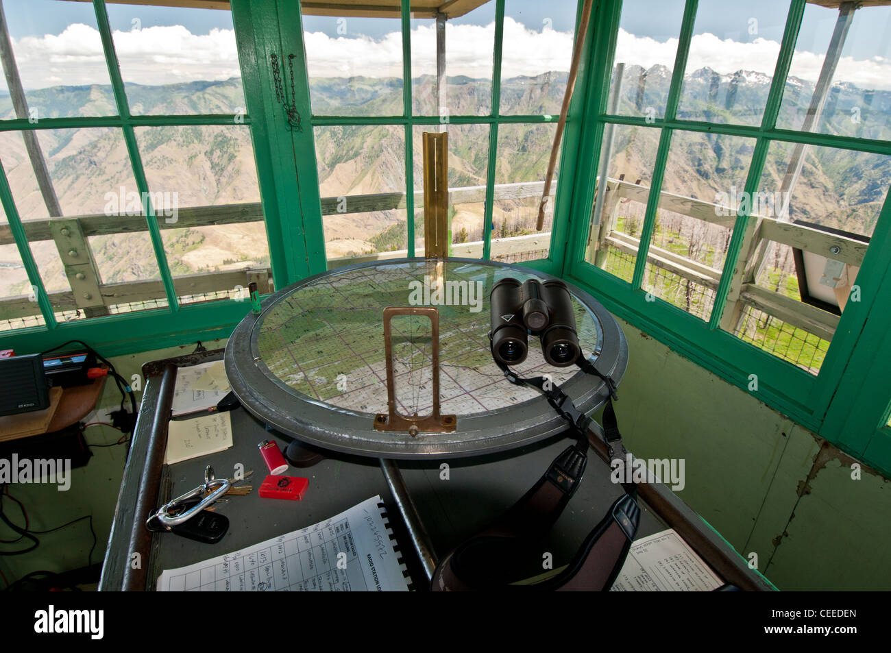 Intérieur de Hat fire Point Lookout Tower dans le Hells Canyon National Recreation Area Oregon Banque D'Images