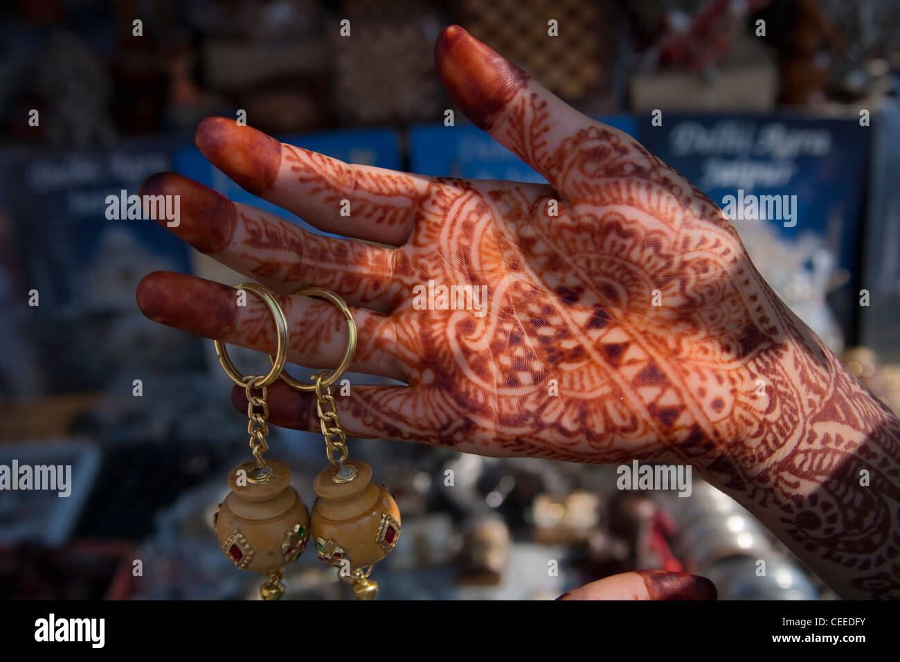 Palm femme décorées dans le henné, Jaipur, Rajasthan, Inde Banque D'Images