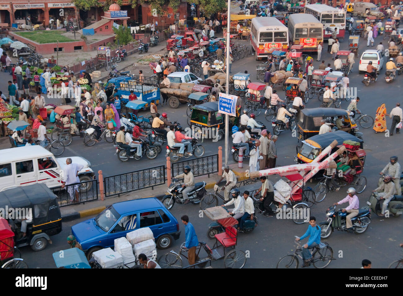 Trafic occupé durant les heures de pointe dans la vieille ville, Jaipur, Rajasthan, Inde Banque D'Images