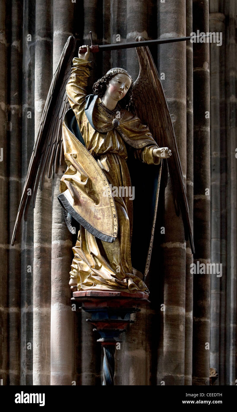 Nürnberg, St Lorenzkirche, Lorenz, Holzplastik Erzengel Michael Banque D'Images