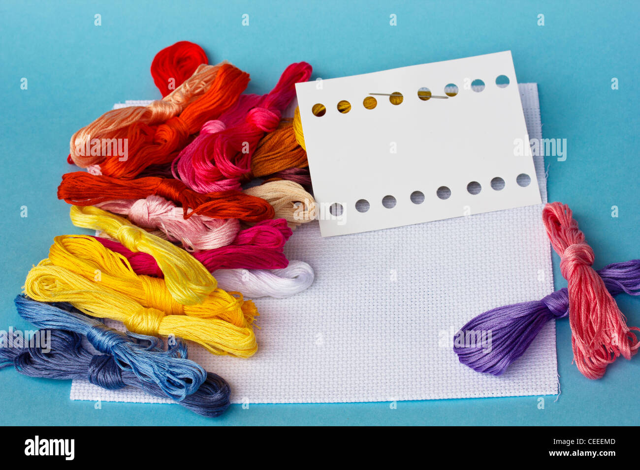 Kit de couture avec un tissu et fils multicolores Banque D'Images