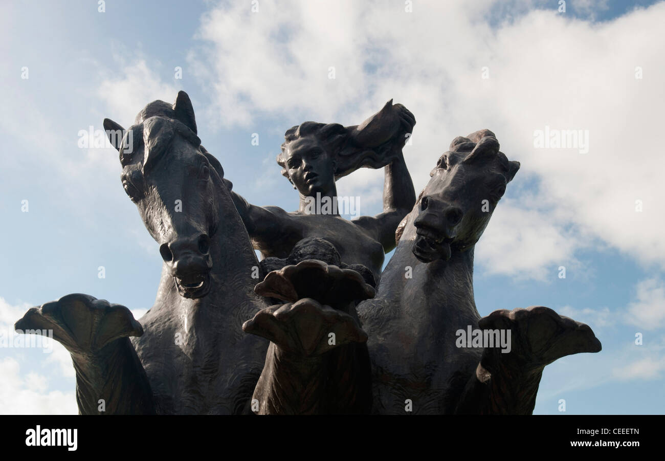 Statue d'Amphitrite équitation des chevaux marins, Naval War Memorial, Plymouth Hoe, Devon UK Banque D'Images