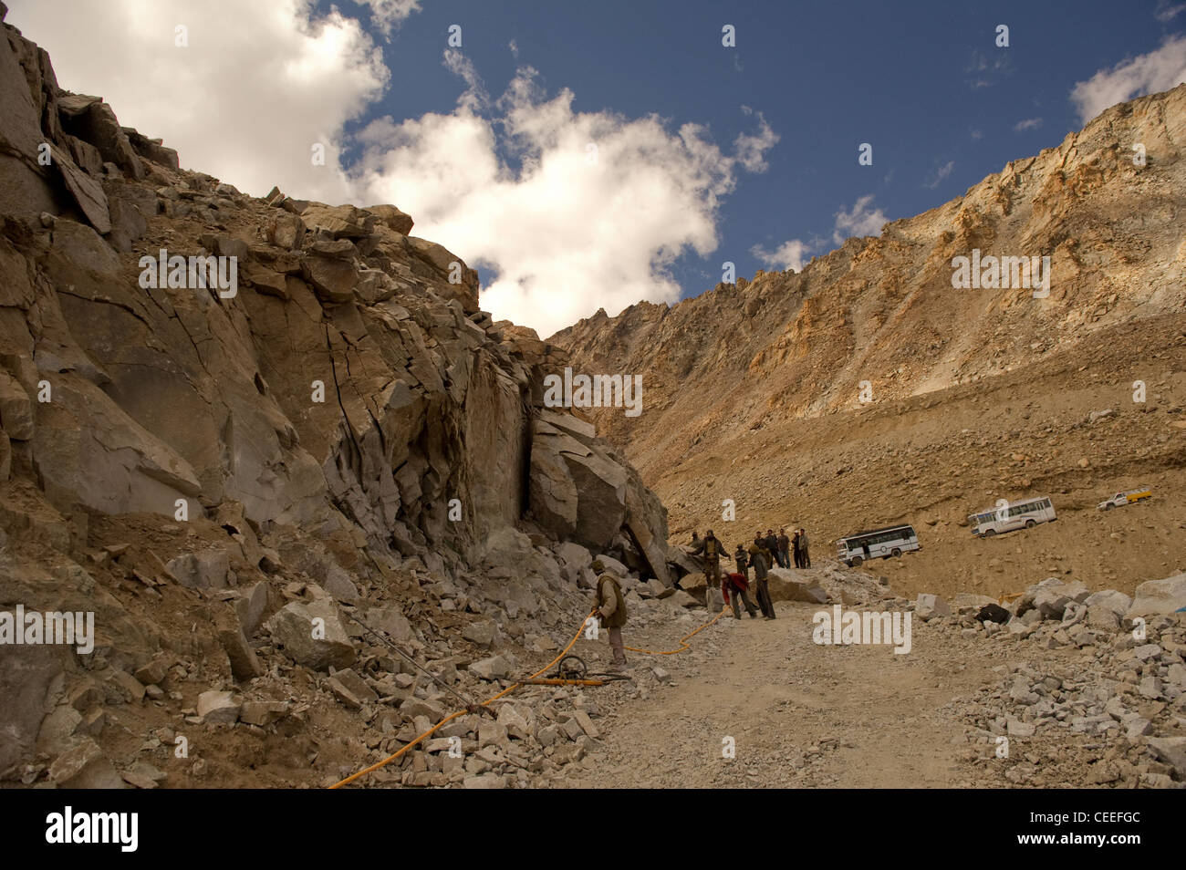 La gestion des catastrophes de glissement de près de col Khardungla Himalaya à l'aide d'explosifs Banque D'Images