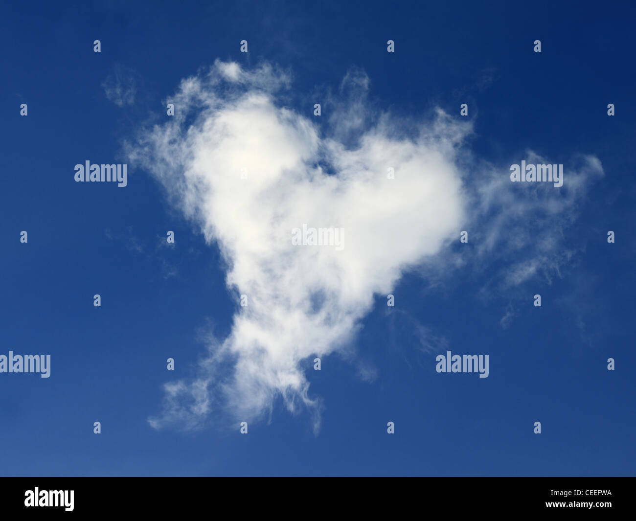 Un nuage qui ressemble à un coeur. Banque D'Images