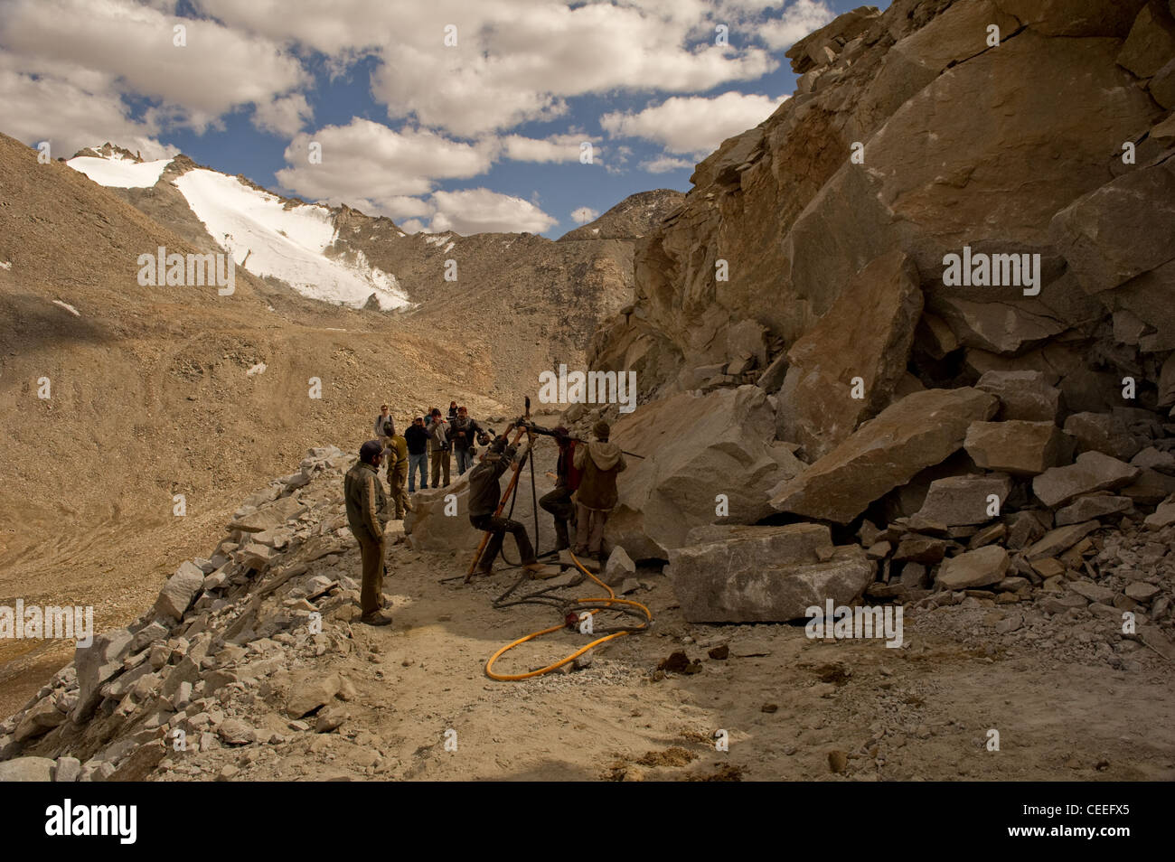 La gestion des catastrophes de glissement de près de col Khardungla Himalaya à l'aide d'explosifs Banque D'Images
