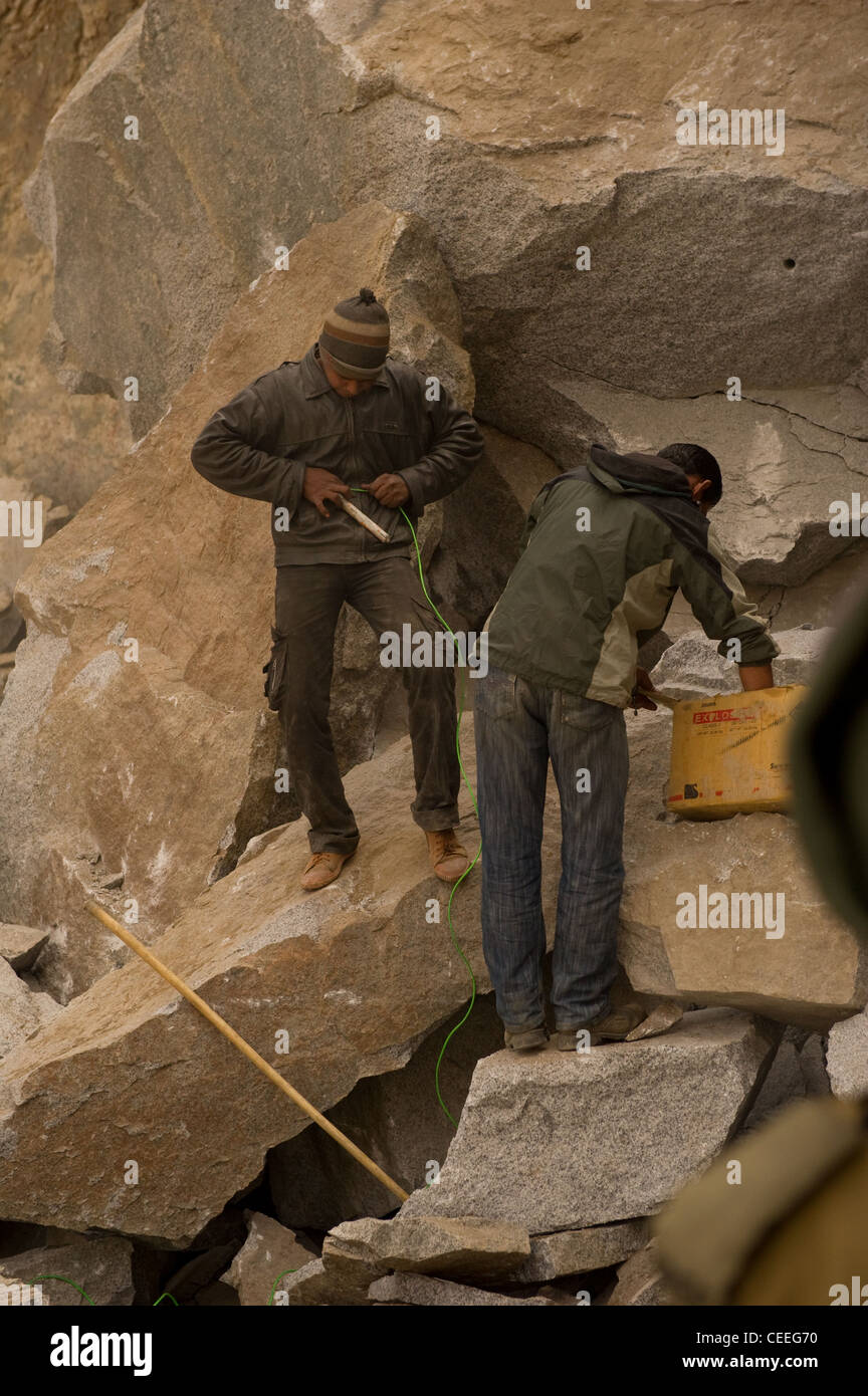 La gestion des catastrophes de glissement de près de col Khardungla Himalaya à l'aide d'explosifs Banque D'Images