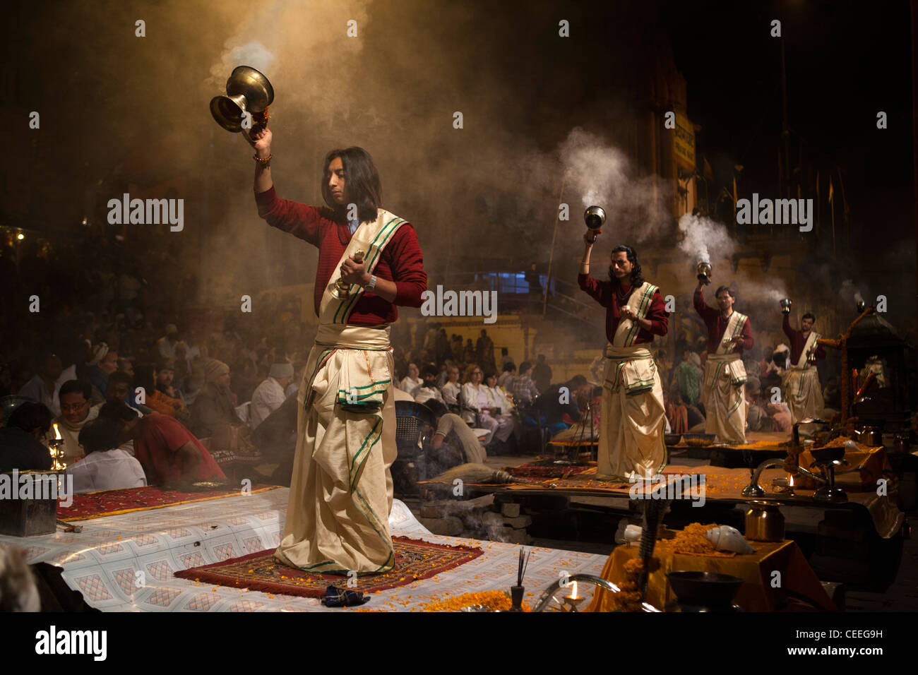 L'Inde, Uttar Pradesh, Varanasi, Dasaswamedh Ghat, Ganga Aarti cérémonie puja védique, prêtre de l'encens Banque D'Images
