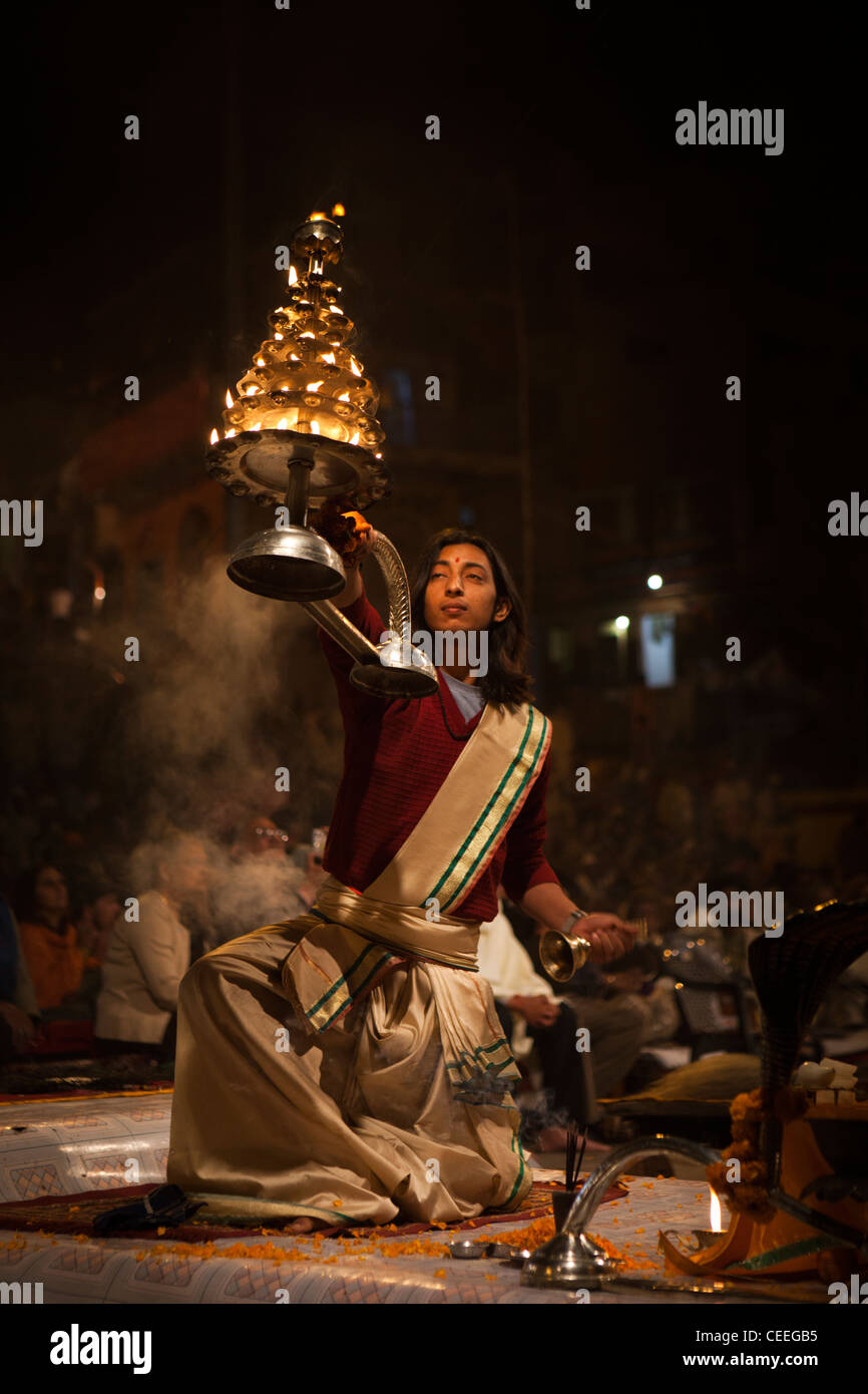 L'Inde, Uttar Pradesh, Varanasi, Dasaswamedh Ghat, Ganga Aarti cérémonie puja védique prêtres tenant la lampe du temple Banque D'Images