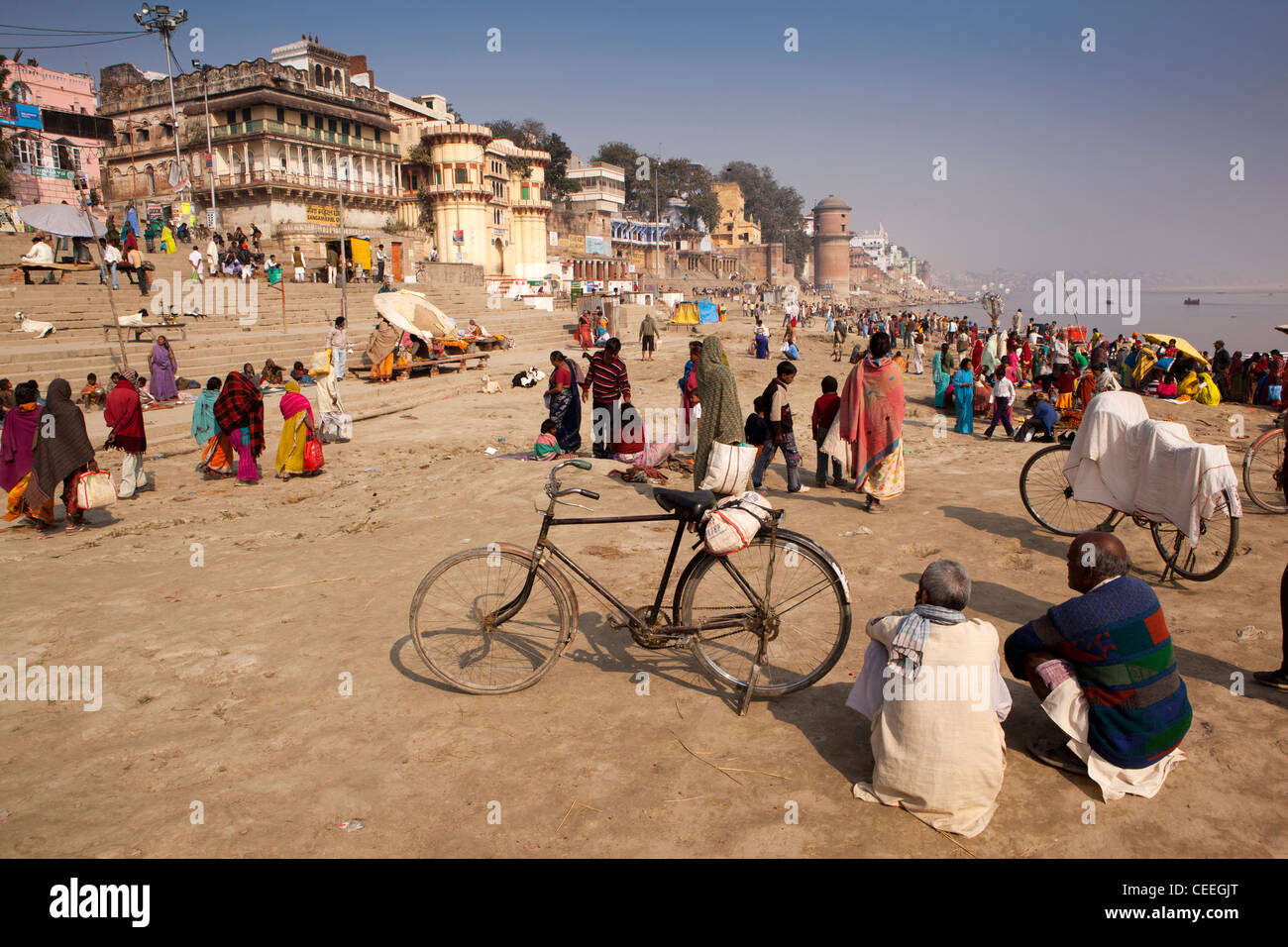 L'Inde, Uttar Pradesh, Varanasi, Assi Ghat, les pèlerins se sont rassemblés sur les rives du Gange Banque D'Images