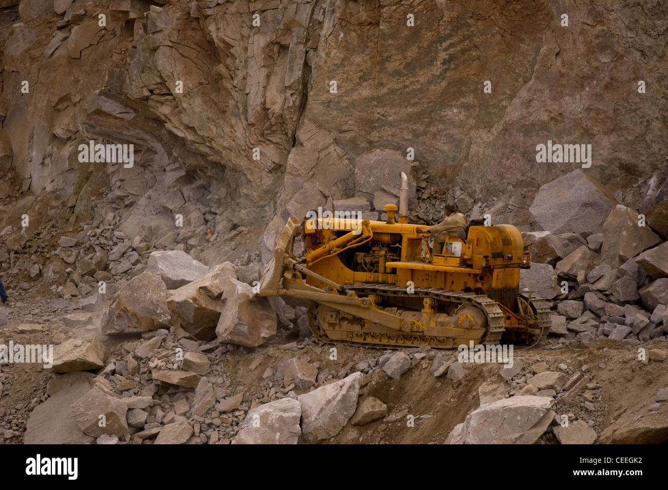 La gestion des catastrophes de glissement de près de col Khardungla Himalaya à l'aide d'explosifs Banque D'Images