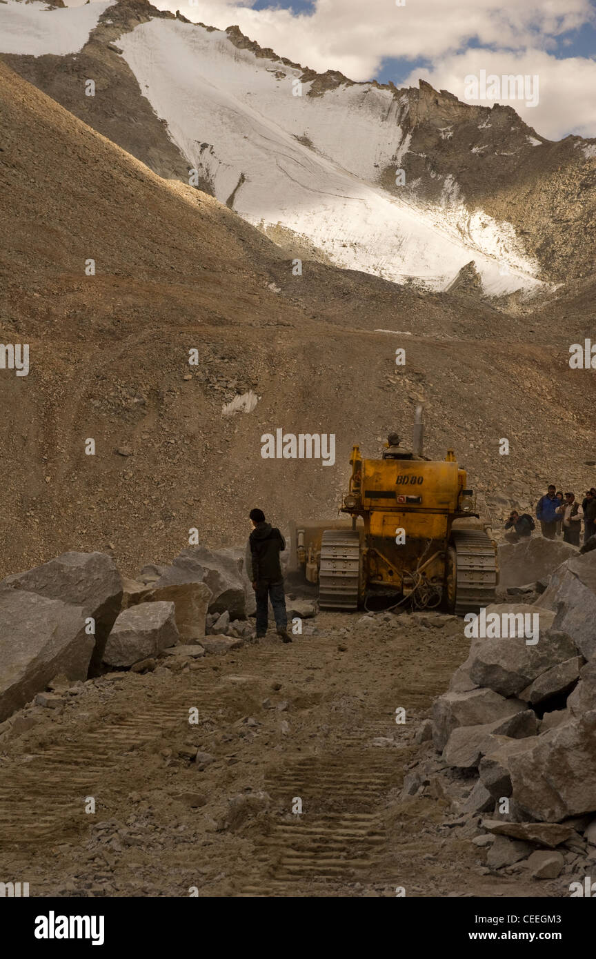 La gestion des catastrophes de glissement de près de col Khardungla Himalaya à l'aide d'explosifs Banque D'Images