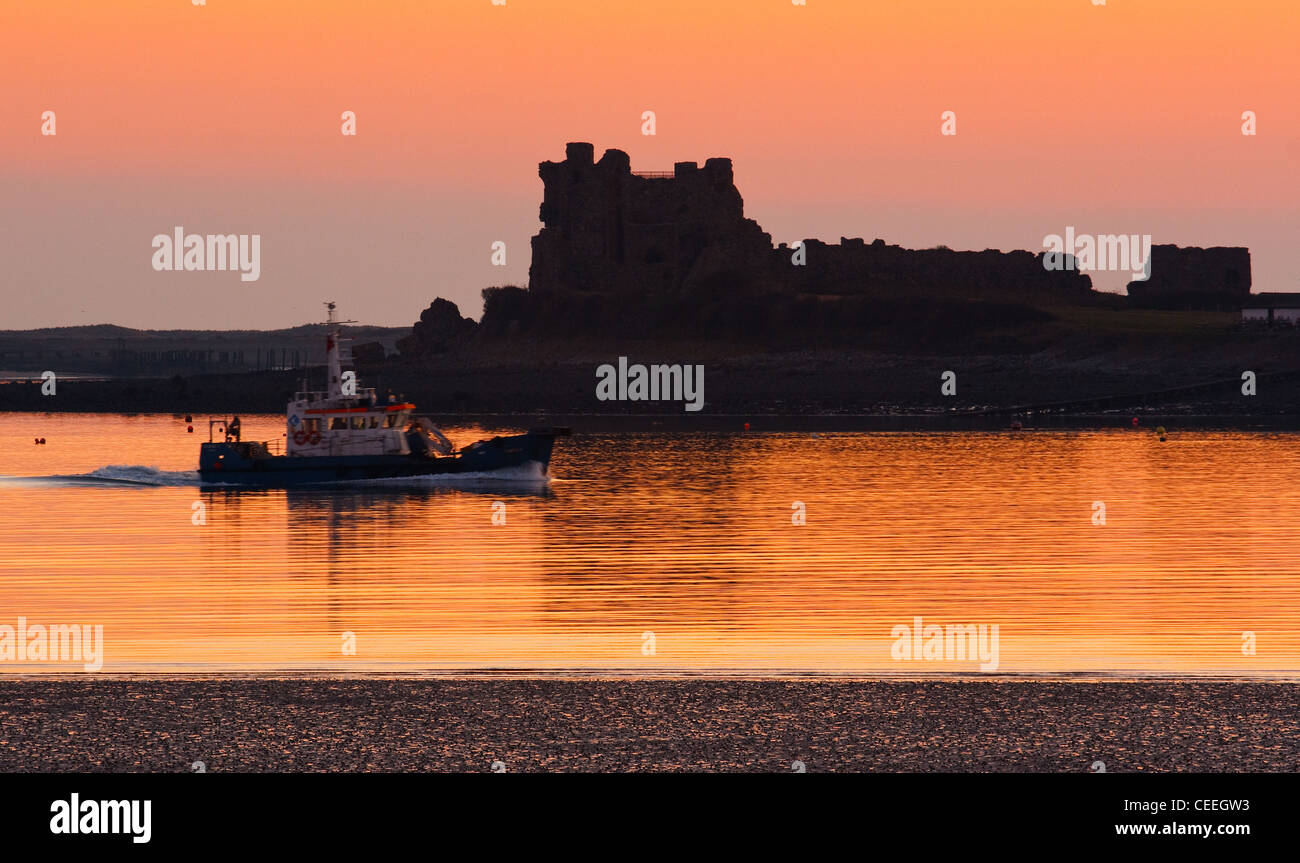 Petit bateau rentrer au port à Barrow, avec Piel Castle dans l'arrière-plan Banque D'Images