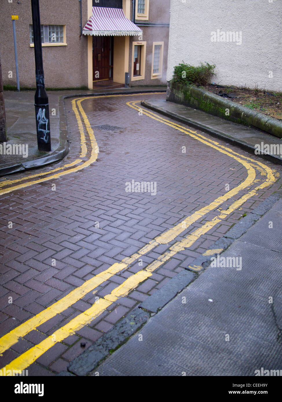 Double Yellow Lines dans rue étroite, Dundee Banque D'Images