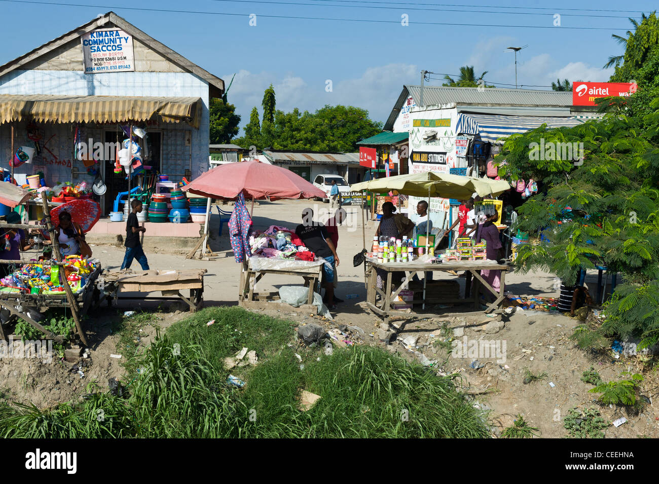 Activités de marché le long d'une route dans la région de Dar es Salaam en Tanzanie Banque D'Images