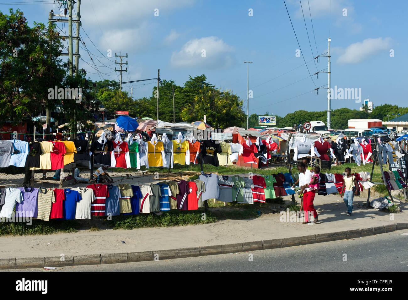 La vente à la sauvette clothers le long de la route à Dar es Salaam en Tanzanie Banque D'Images