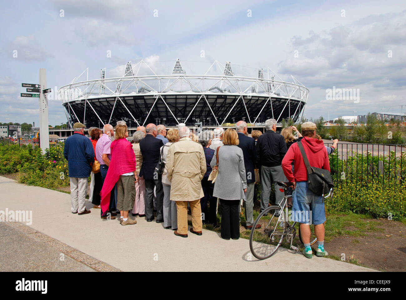 Les visiteurs du site olympique de Londres en construction, 2011 Banque D'Images