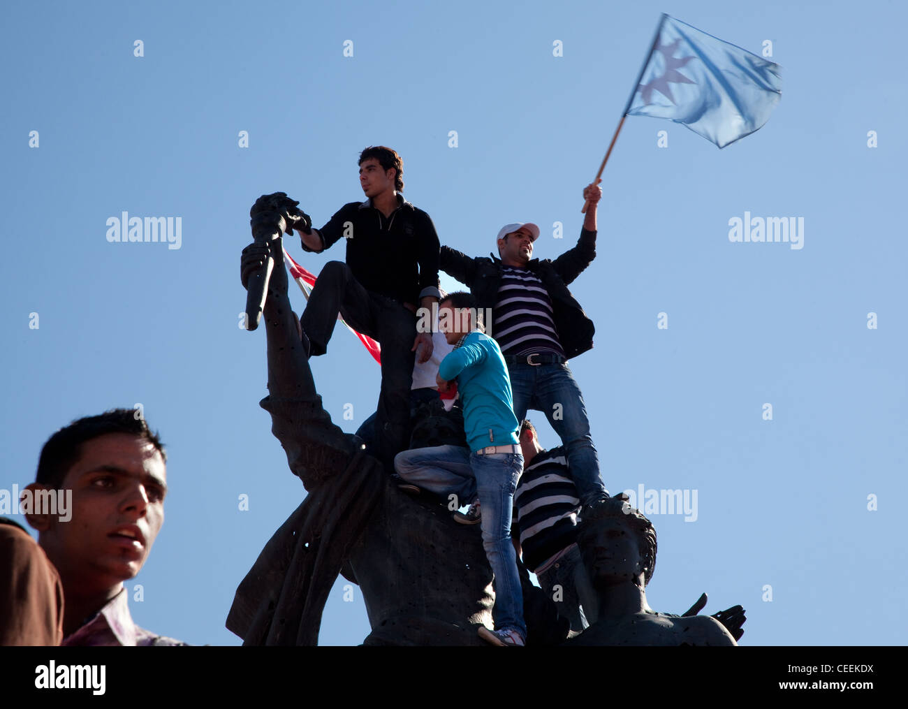 Partisans politiques avec les drapeaux escalader Place des Martyrs monument à Beyrouth, au Liban. Banque D'Images